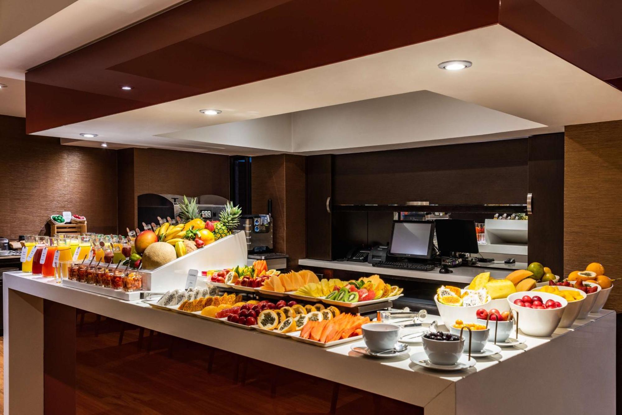 Nh Collection Bogota Andino Royal Hotel Kültér fotó A buffet at a hotel